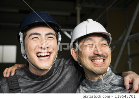 兩個好朋友的笑臉抬頭看著現場工作人員的肩膀（一個跳高運動員或戴著安全帶的戶外工作人員） 119545701