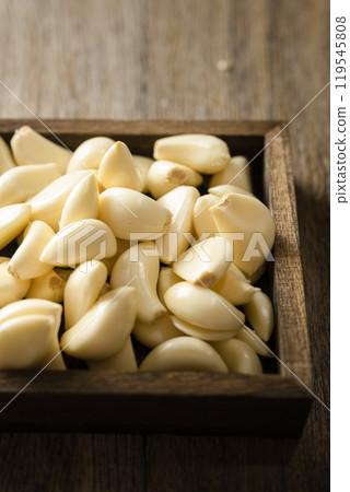 garlic in wooden box 119545808