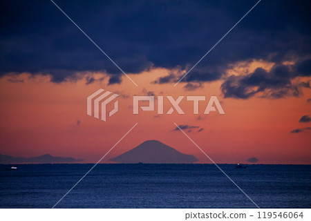 Floating Fuji (Chidorihama Beach, Osatsu-cho, Toba City, Mie Prefecture) 119546064