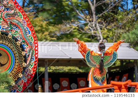 核太舞是三重縣伊勢市伊勢神宮舉行的秋季神樂祭的表演。 核太舞是三重縣伊勢市伊勢神宮舉行的秋季神樂祭的表演。 119546133