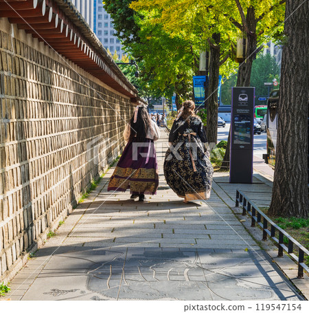 Autumn in Seoul, Gyeongbokgung Palace, tourists dressed in hanbok 119547154