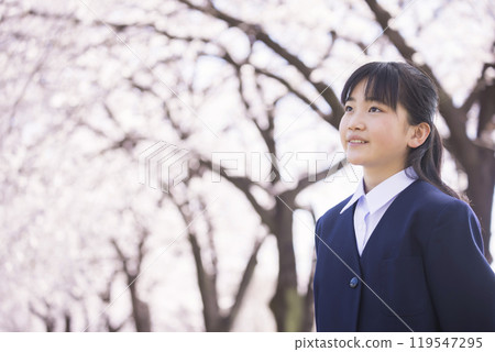 新初中生盯著盛開的櫻花,小學畢業,入學形象 新初中生盯著盛開的櫻花,小學畢業,入學形象 119547295