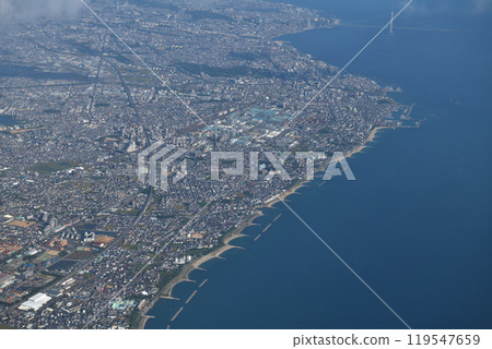 從一架準備降落神戶機場的客機窗戶上空拍攝的 1/30 明石市上空 從一架準備降落神戶機場的客機窗戶上空拍攝的 1/30 明石市上空 119547659