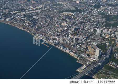 從一架準備降落神戶機場的客機窗口空中拍攝8/30 明石海峽大橋和西島湖 119547666