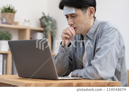 即使覺得不舒服也要工作的男人:咳嗽、發燒、頭痛、疲倦、睡眠不足 即使覺得不舒服也要工作的男人:咳嗽、發燒、頭痛、疲倦、睡眠不足 119548074