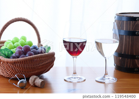 窗邊的葡萄酒和葡萄（Shine Muscat Pione） 119548400