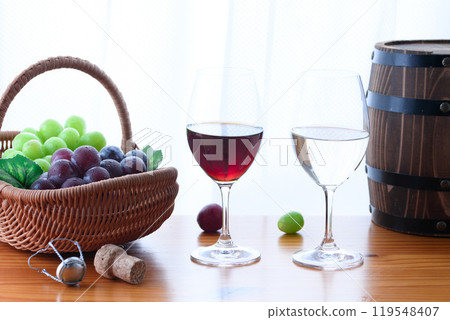 Wine and grapes by the window (Shine Muscat, Pione) 119548407