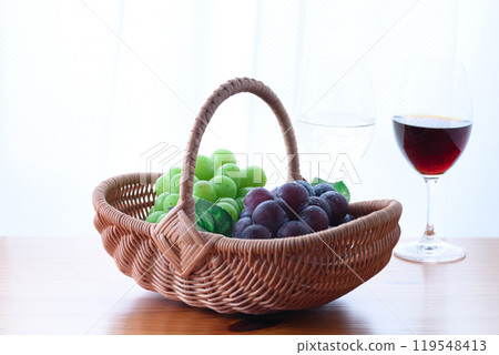 Wine and grapes by the window (Shine Muscat, Pione) Wine and grapes by the window (Shine Muscat, Pione) 119548413