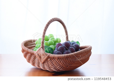 Autumn flavors: Shine Muscat and Pione grapes by the window Autumn flavors: Shine Muscat and Pione grapes by the window 119548453