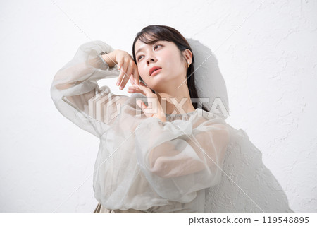 陽光、時尚、美麗、美麗的20多歲年輕女性的形象，皮膚光滑透明。 119548895