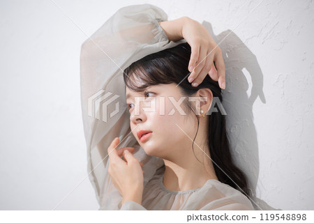 陽光、時尚、美麗、美麗的20多歲年輕女性的形象，皮膚光滑透明。 119548898