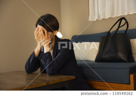 晚上在客廳擔心的女商人 119549162