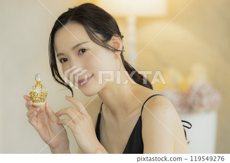 使用香水的年輕女子 119549276