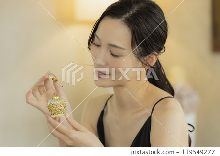 使用香水的年輕女子 119549277