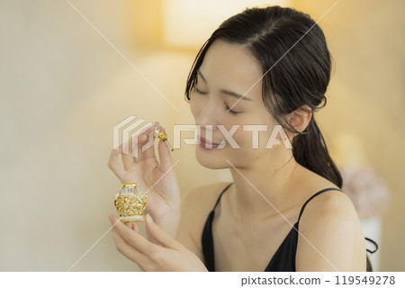 Young woman using perfume 119549278
