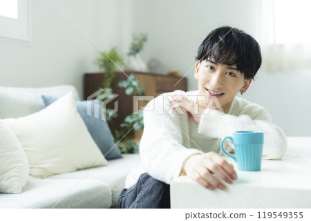 穿白色針織衫的男人 穿白色針織衫的男人 119549355