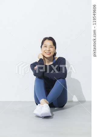 50多歲的女人伸展運動 119549606