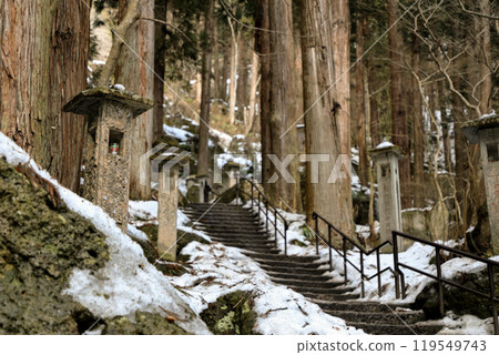 山形縣：白雪覆蓋的山寺立石寺的參道 119549743