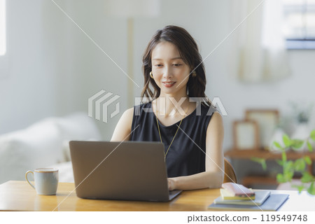 A young woman teleworking in the living room 119549748
