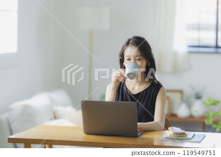 A young woman teleworking in the living room 119549751