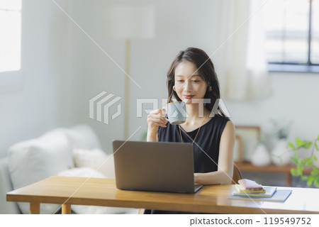 A young woman teleworking in the living room 119549752