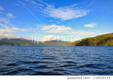 [固定價格]箱根蘆之湖的深秋紅葉景觀（元箱根港/11月） 119550115