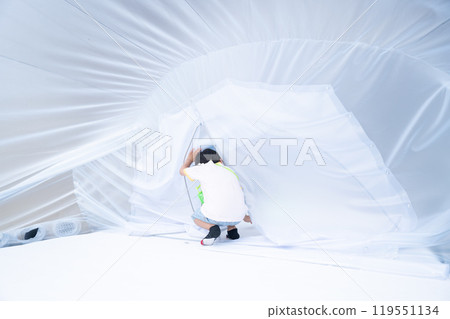 孩子們從圓頂空中遊樂設備中走出來 119551134