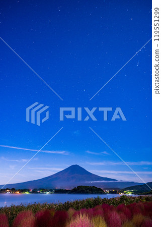 [山梨縣]月夜的河口湖大石公園、秋葉的地膚和黎明前的富士山 119551299