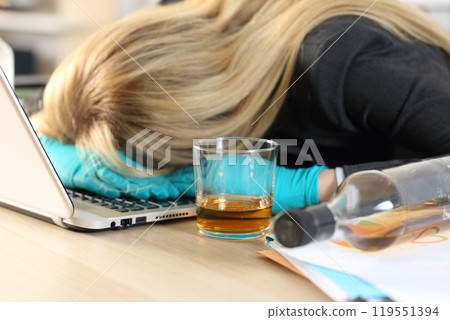 Drunk entrepreneur on coronavirus confinement 119551394