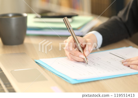 Entrepreneur hands filling checkbox form at home 119551413