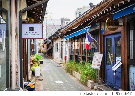 Seoul: Ikseon-dong, where traditional Korean houses are concentrated 119553647