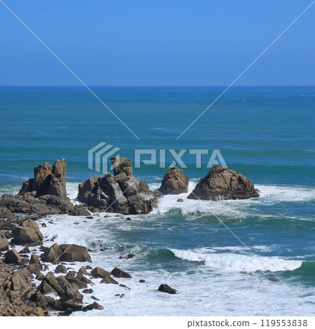 Rocks and Turquoise water in Punakaiki, New Zealand. 119553838