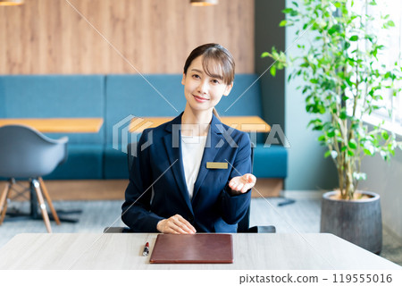 Female consultant at reception 119555016