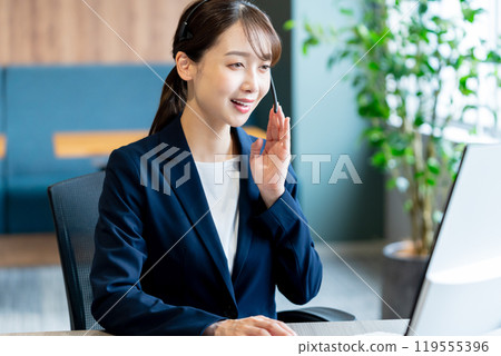 在辦公室工作的女性操作員 119555396