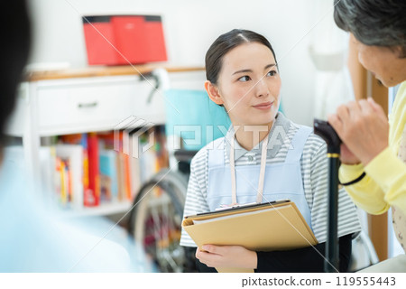 護理人員和老年婦女 女性護理人員與老年婦女交談 119555443