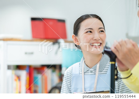 護理人員和老年婦女 女性護理人員與老年婦女交談 119555444