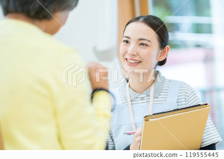 護理人員和老年婦女 女性護理人員與老年婦女交談 119555445