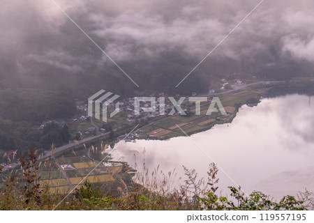 <Nagano Prefecture> Lake Kizaki and the Great Sea of Clouds at Dawn in Autumn <Nagano Prefecture> Lake Kizaki and the Great Sea of Clouds at Dawn in Autumn 119557195