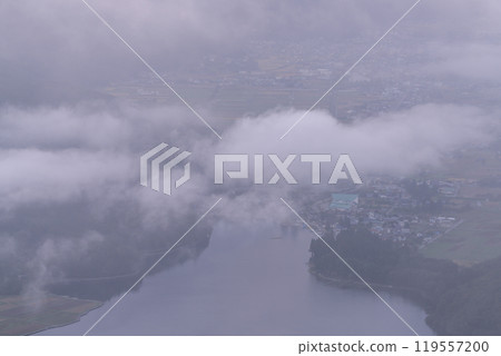 <Nagano Prefecture> Lake Kizaki and the Great Sea of Clouds at Dawn in Autumn <Nagano Prefecture> Lake Kizaki and the Great Sea of Clouds at Dawn in Autumn 119557200