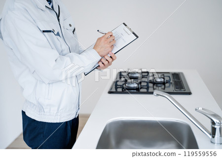 男工人檢查廚房 119559556