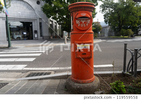 郵筒安裝在城市道路旁 郵筒安裝在城市道路旁 119559558