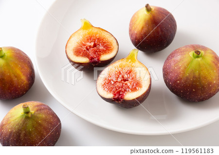 Cut figs 119561183