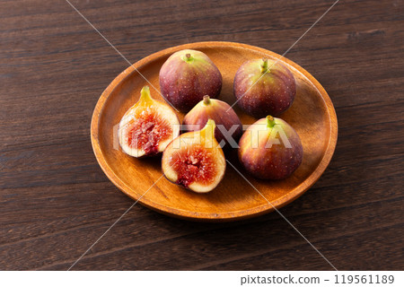 許多無花果放在一張木桌上 119561189