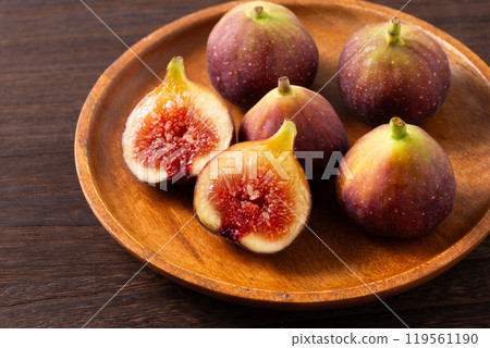 許多無花果放在一張木桌上 119561190