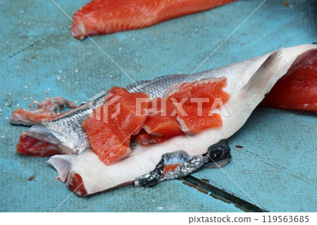 新鮮捕獲的鮭魚 新鮮捕獲的鮭魚 119563685