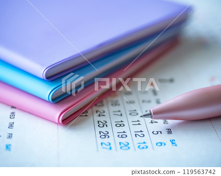 桌上的日曆和筆記本 119563742