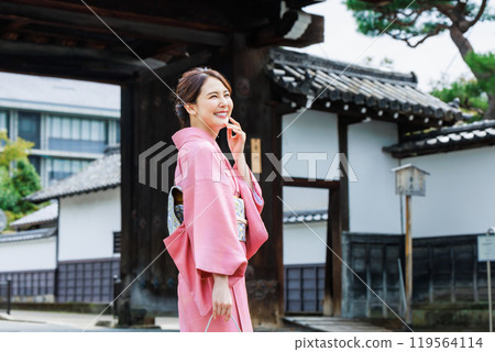 美麗的和服女人漫步在京都的街道上 119564114