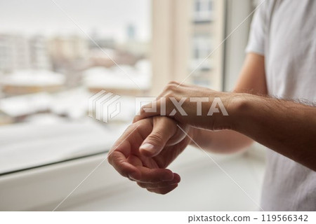 The man's hand, he uses steroids Apply External type. The man's hand, he uses steroids Apply External type. 119566342