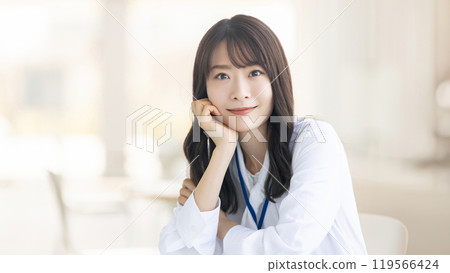 Smiling woman/businesswoman leaning on elbow Smiling woman/businesswoman leaning on elbow 119566424