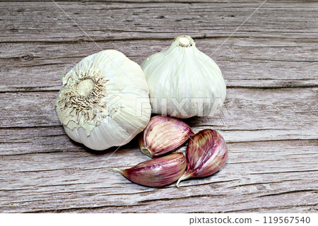 Fresh garlic on a rustic wooden table. Garlic cloves 119567540